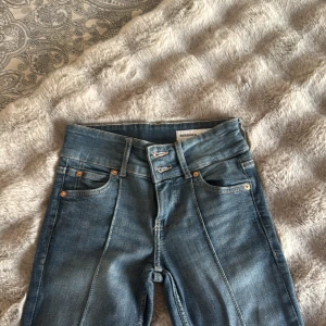 Lågmidjade jeans från Bershka, strl 34 - Blå jeans från Bershka ska är helt oanvända (köpta för typ en månad sen)