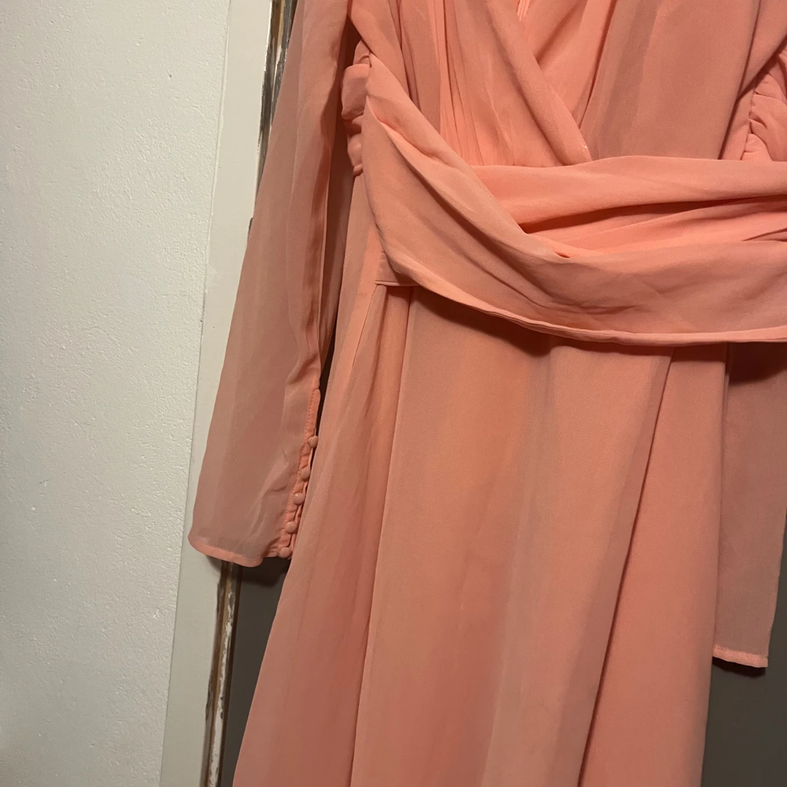 Ljusrosa långklänning med knappar - 2