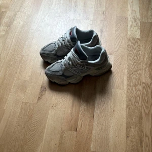 New Balance 1960 - New Balance 1960 i st 42 men passar mycket. Dem är reflektiva och köpta på GOAT. Skriv för frågor!