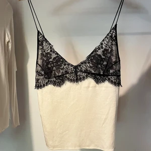 Vit/svart spetslinne från Zara  - Vitt linne med svarta snygga spetsdetaljer upptill 💕💕 Andvänt ett par gånger men fortfarande i mycket bra skick, säljer pga den inte längre passar tyvärr (nypris ca 350 kr)