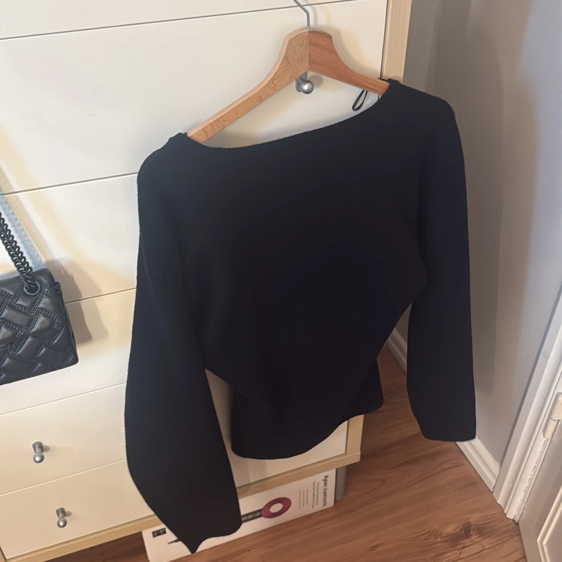 Svart långärmad topp med knappar - 2