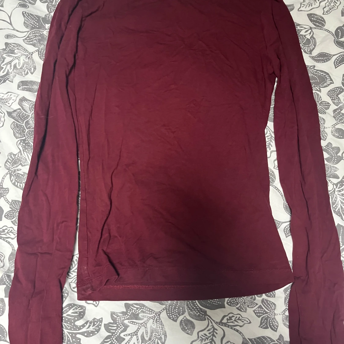 Vinröd långärmad tröja Gina Tricot XS