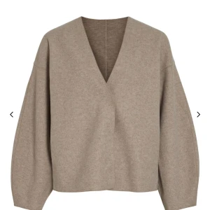 Beige kapp / jacka från Vila - Snygg beige jacka från Vila i storlek 40 som ger en mer overzied fit för mig som vanligtvis har S i kläder. Superbra skick, men har använt en del förra hösten 😍Pris kan diskuteras, men köp gärna direkt för en snabb och smidig affär! Nypris 529kr.