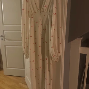 Adoore klänning  - Vit långklänning med blommor från Adoore, aldrig andvänt då den är för liten💕