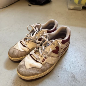 New Balance 550 sneakers  - Säljer ett par New Balance 550 sneakers i storlek 45. Skorna är sparsamt använda men lite smutsiga. Priset är 750