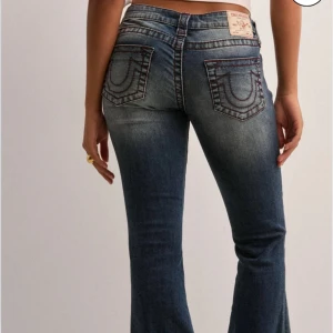 Blå bootcut jeans med stentvätt - Säljer nu mina piss snygga true religion jeans bootcut-modell och lätt slitna detaljer. Jeansen har klassisk femficksdesign och en mörk tvätt döljer då dem tyvärr inte avdvänds längre använda ca 2gånger så därför väljer jag nu att sälja dem vidare välldigt trendiga så slut i nästan alla storlekar köpta för 1400❤️🥰