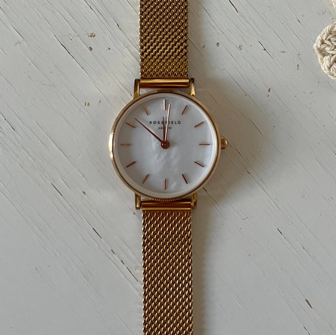 Guldig klocka från Rosefield - 1