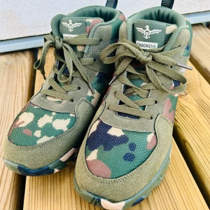 Snygga höga camomönstrade sneakers från Chaonzhe! - Snygga och sköna höga camomönstrade sneakers i storlek 41 från Chaonzhe. Endast använda ett fåtal gånger.