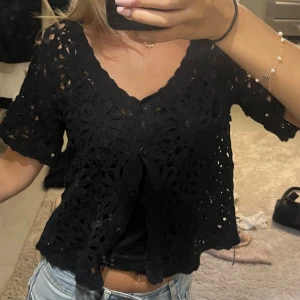 Svart topp/kofta med knappar - Superfin trekvarts armad topp. Den har knappar i mitten. Den är ihålig ( på bilden har jag ett linne under) är lite osäker på vad storleken är men jag har vanligtvis xs/s i storlek och den sitter bra på mig.