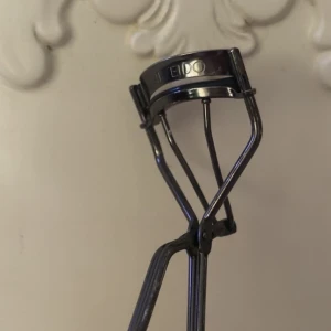 Shiseido ögonfransböjare - Jättebra, säljer då den inte kommer till användning. Man får jättefin böj som håller hela dagen🤗