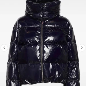 Tommy Hilfiger jacka  - Stor fluffig och glansig jacka som är perfekt för vintern! Inga defekter. Använd 1 vinter 💕
