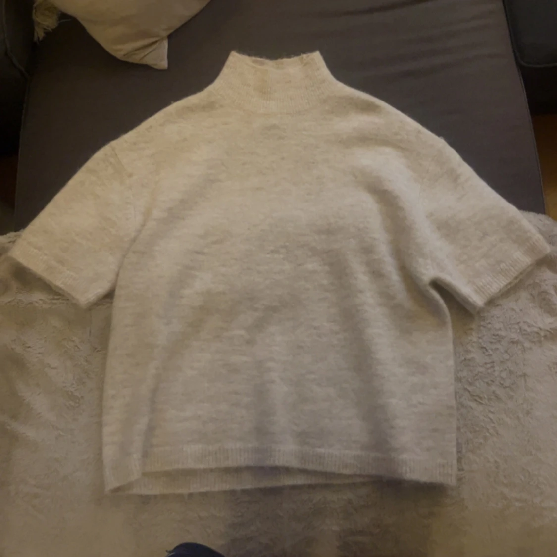 Ljusgrå stickad kortärmad tröja - 1