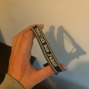 Christian dior armband Blå - Säljer detta sjukt snygga armband i mycket bra skick. Storleken går att justera så att den passar alla! Skriv för mer info 🙏🏼🙏🏼