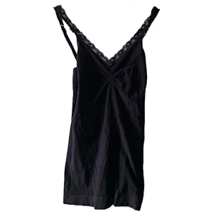 Basic men söt topp - Topp me söta detaljer, får ens kurvor att verkligen synas- as snyggt! Materialet e lite tjockare än en vanlig tank top å man kan justera längden p strapsen. 