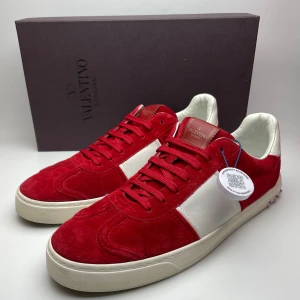 Valentino flycrew(nya) - Hej! Säljer nu dessa sjukt snygga valentino skor. Skorna är i nytr skick! Har ett begränsat antal boxar och dustbag! Hör gärna av dig vid frågor!