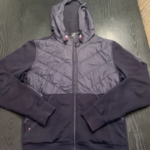 Tommy Hilfiger Cardigan jacka - Snygg och fräsch Tommy Hilfiger cardigan/jacka perfekt nu till hösten🍁Den har inga defekter alls och kostade 2995kr ny i butik. Mitt pris: 999kr😃Skriv för fler frågor och bilder