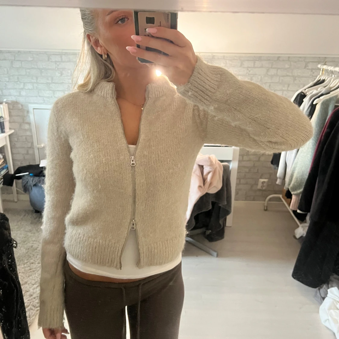 Beige stickad kofta från Weekday XS