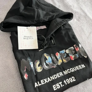 Svart hoodie från Alexander McQueen - Svart Alexander McQueen hoodie i storlek S. Den är i nyskick med taggen kvar. Pris kan diskuteras. Hör av er vid frågor!