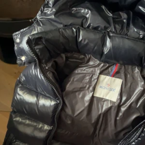Svart Moncler Maya - Mycket fin Moncler Maya jacka alla tags medföljer. Inga skador eller fläckar. Storlek 1/S. Jackan var alldeles för liten för mig därför säljer jag den. Hör gärna av dig vid frågor osv, kan släppa den billigare vid snabb affär. MVH Elis