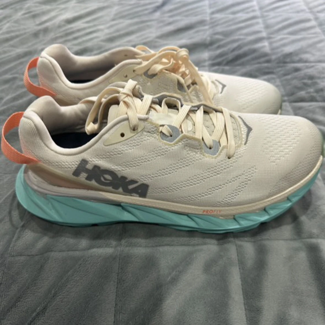 Hoka One One sneakers i beige och turkos