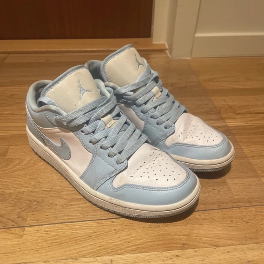 Nike Air Jordan 1 Low ljusblå/vit