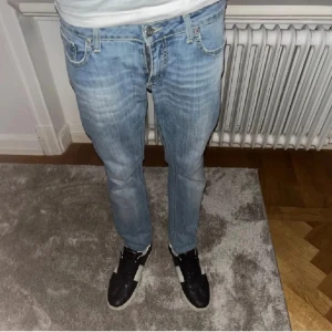 Dondup jeans - Säljer ett par dondups i storlek 29 det är i väldigt bra skick utan någon skada vid någon fråga är det bara att skicka ett pm. Tar byten
