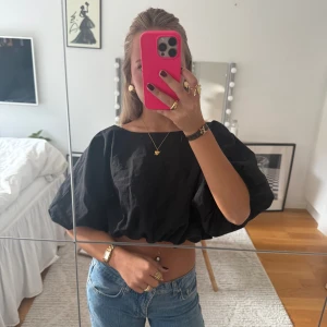 Svart croppad linnetopp med puffärm - Säljer en svart croppad linnetopp med bred båturringning och stora puffärmar💞💞