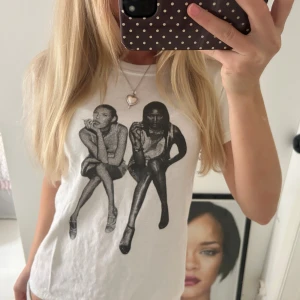 T-shirt  - Jättecool t-shirt med Naomi Campbell & Kate Moss på😍😍