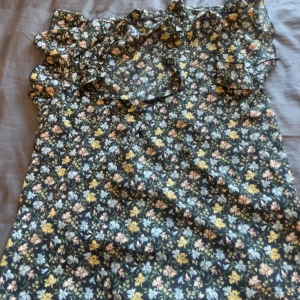 Blom blus - Blom blus. Passar inte mig längre. Dock vet jag inte märket. Till dig som gillar färglagt 