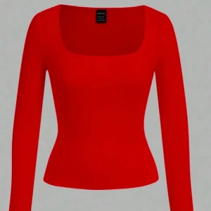 Röd långärmad topp  - Säljer en röd långärmad topp från Shein med snygg fyrkantig ringning. Modellen är figurnära och har en clean, stilren look som passar perfekt till jeans eller kjol. Enkel att styla och ett måste i garderoben om du gillar färg. Jag har användt den max 3 gånger den är super snygg 