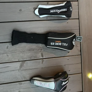 Golfklubbskydd från Ping, TourEdge m.fl. - Säljer flera golfklubbskydd i olika modeller och färger. Märken som Ping, TigerShark, Full Bore, TourEdge, MacGregor och Dynatour. Skydden är i svart, grått, blått och vitt, vissa med broderade loggor och stickade detaljer. Perfekt för att ge din golfutrustning en personlig touch. Skriv om du vill ha enskilda