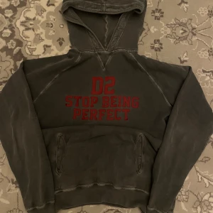Dsquared2 hoodie  - Unik Dsquared2 hoodie. Har varit en av mina favorit plagg på grund av dess topp kvalité. Passar dig perfekt runt 175-185, Inga defekter, bara slitningar som medkommer när man köper plagget. Strl M/L. (plagget har ingen lapp vid nacken längre) Pris går att förhandla vid snabb affär! 