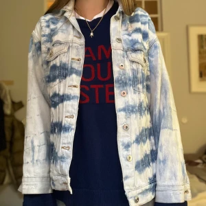 Blåvit tie-dye jeansjacka - Cool jeansjacka💕💕