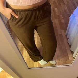 Bruna linnebyxor med lågmidja - Snygga bruna linnebyxor med avslappnad passform och resår i midjan. Byxorna har raka, vida ben och är perfekta för en chill och stilren look. Materialet är lätt och luftigt, vilket gör dem sköna att bära hela dagen🩷