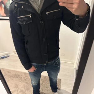 Field jacket - Field jacket i väldigt fint skick. Perfekt nu inför hösten o vintern