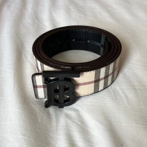 Vändbart Burberry bälte - Fett vändbart bälte från Burberry med svart spänne i storlek 95/110cm, hålgörare ingår. Nytt skick och fraktas inom 24h✅