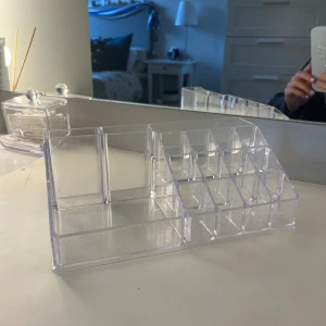 Sminkförvaring - Stor genomskinlig sminkförvaring. Perfekt för att organisera läppglans, sminkborstar. 