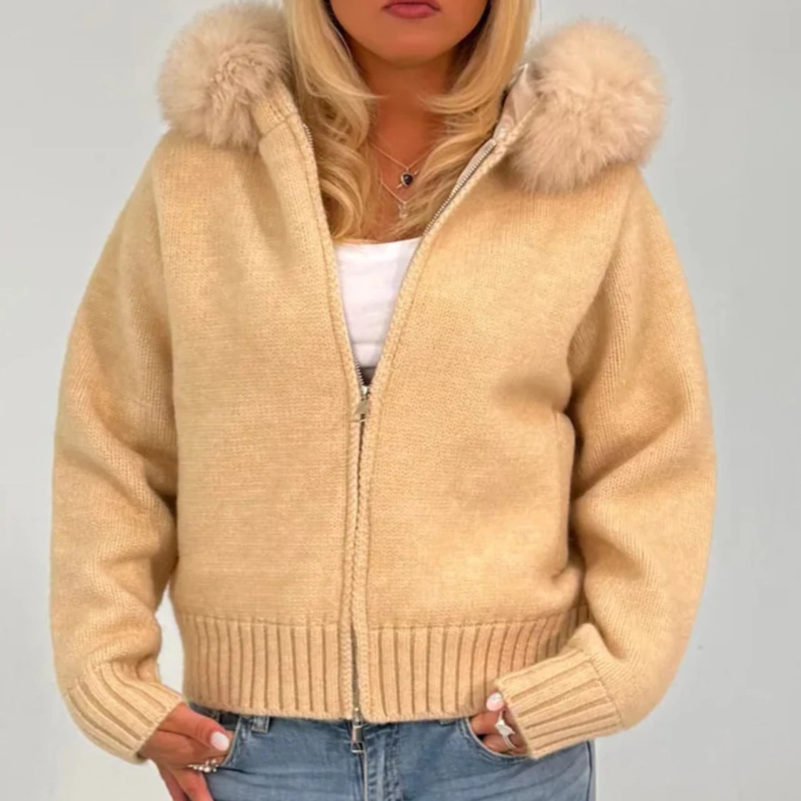 Beige stickad teddyjacka med päls