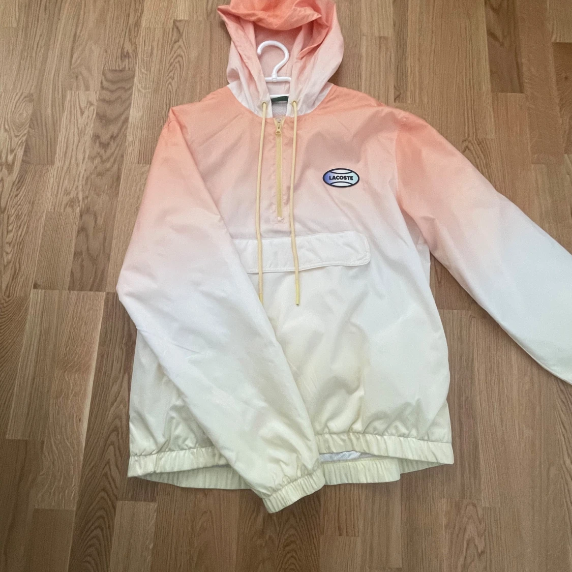 Lacoste vindjacka i peach och vitt
