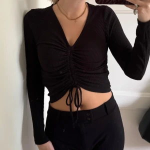 Svart croppad topp  - Svart långärmad croppad topp från New Yorker