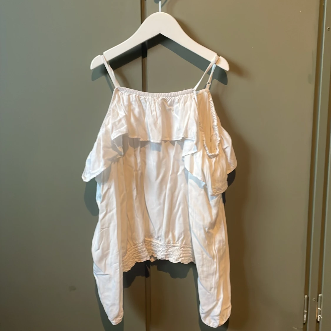 Vit volangtop från H&M med smala band