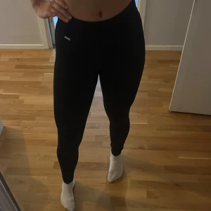 Tränings tights - Tränings tights från Aimn som är något små för mig så kommer inte till användning. Bra skick på dem! 🫶