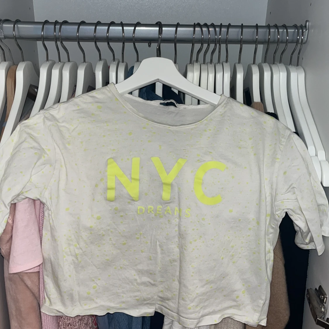 Vit & neon croppad t-shirt H&Mđ«°đŒ