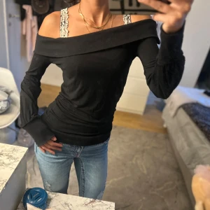 Svart offshoulder tröja från NA-KD - Svart långärmad offshoulder tröja från NA-KD i stretchigt material. Den sitter tajtare vid midjan och vid armarna💕🫶🏽