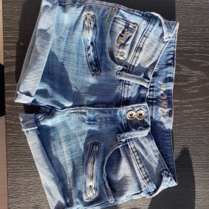 Blå jeansshorts - Snygga blå jeansshorts från Monday. Klassisk femficksmodell och tydliga sömmar. Perfekta för varma dagar och en avslappnad stil. Midjemått:67 cm🥰
