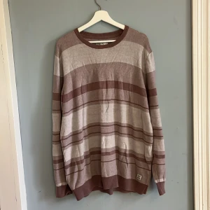 Rosa långärmad tröja - Randig rosa långärmad tröja. Gott skick, inga defekter eller missfärgningar. Storlek XL.