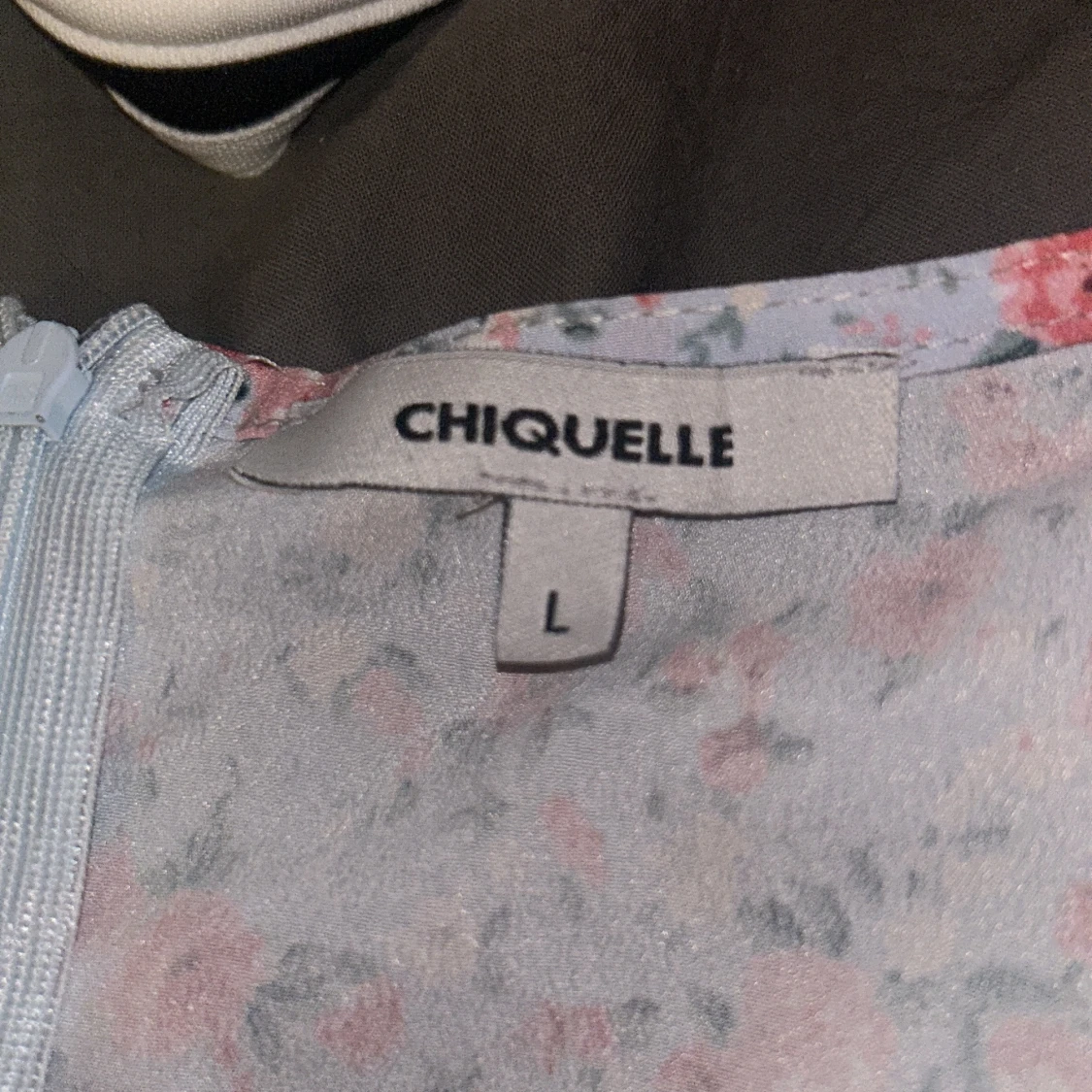 Blommig kortklänning från Chiquelle - 1