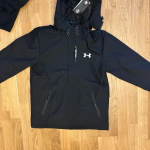 Svart vindjacka från Under Armour - Helt ny. Size L passar M