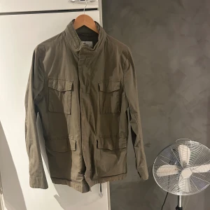 Grön jacka från John Henric - En grön field jacka från John Henrik. Väldigt bra skick och skön till hösten. Nypris 1400.