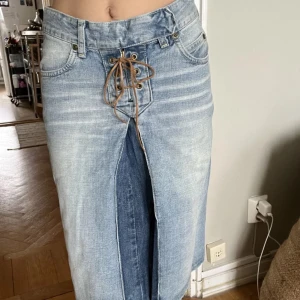 Jeanskjol med snörning - Vintage jeanskjol med snörning, midi längd och lågmidjad! Fint skick💗